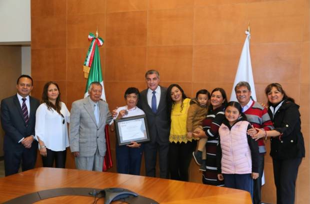 Tony Gali reconoce a la maratonista Martha Rojas