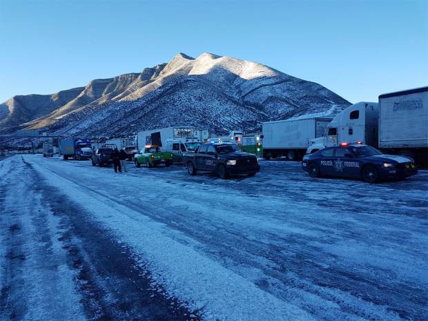 Nevadas generan filas de hasta 60 km en autopista Saltillo-Monterrey