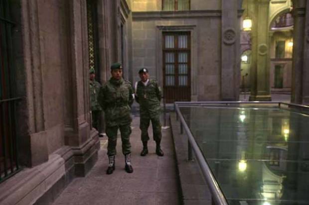 Ejército resguarda Palacio Nacional tras infiltrados a conferencia de AMLO
