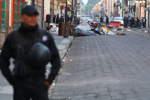 Desalojan a regidores de Jolalpan, a dos meses de plantón en el Congreso