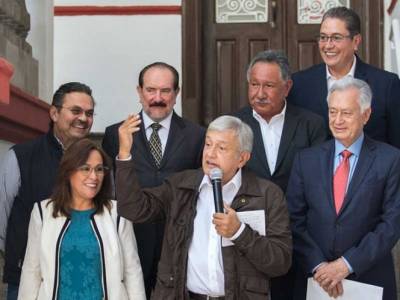 Egresados de universidades públicas y abogados dominan el gabinete de AMLO