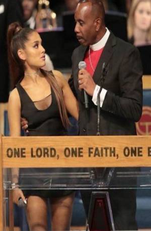 Obispo pide disculpas por &quot;manosear&quot; a Ariana Grande en funeral de Aretha Franklin