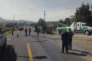 Volcó pipa con líquido tóxico; evacuaron escuela en Esperanza, Puebla