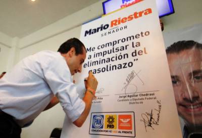 Mario Riestra firma compromiso para impulsar la eliminación del gasolinazo