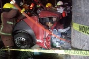 Mueren dos jóvenes tras colisionar vehículo contra un árbol en Angelópolis