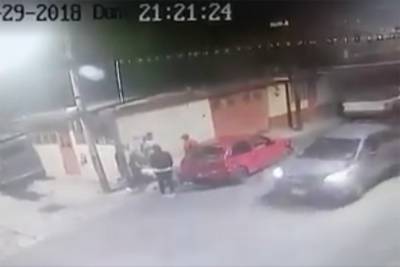 VIDEO: Captan momento en que acribillan a jóvenes en Iztapalapa