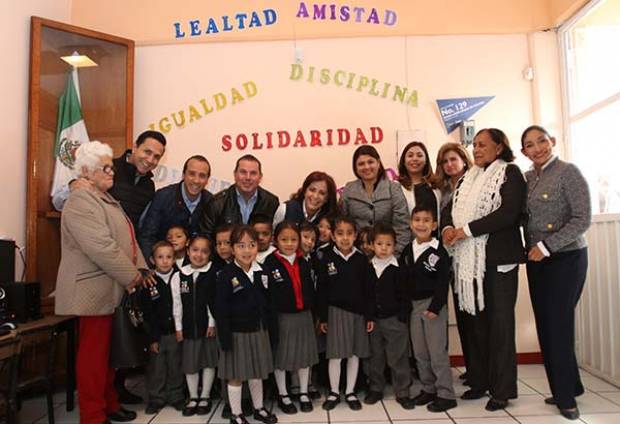 Dinorah López de Gali entrega nueva aula de medios en Puebla