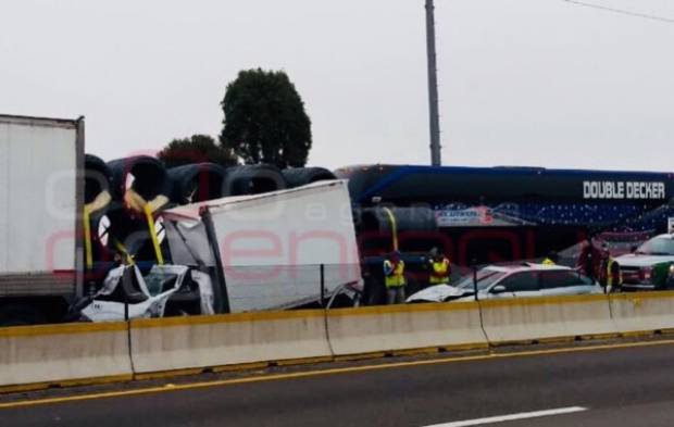 Dos prensados dejó colisión de trailer contra vehículos en Texmelucan