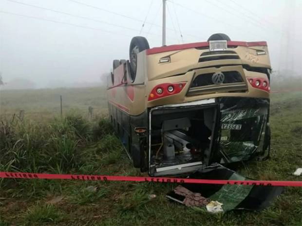 Un muerto y 12 heridos por volcadura de autobús con rumbo a Huauchinango