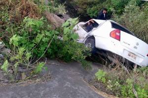 Cayó vehículo al río Atoyac en el Periférico de Puebla tras colisión