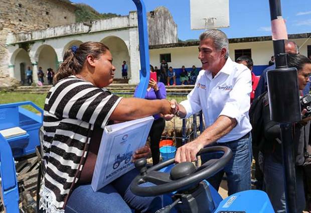 Tony Gali entrega apoyos a productores de la Sierra Norte