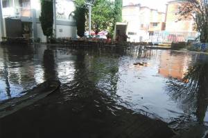 Dren de Valsequillo inunda con aguas negras casas y escuela de Tehuacán
