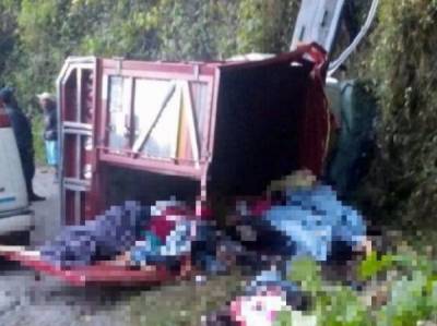 Mueren 16 personas tras volcarse camioneta en Tepango de Rodríguez