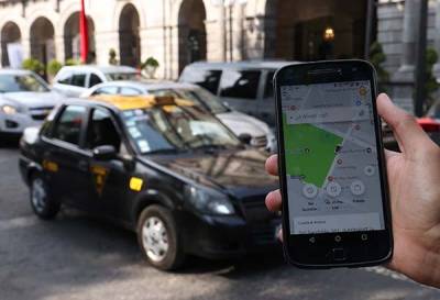 Taxistas de Puebla buscan conformar sindicato con choferes de UBER