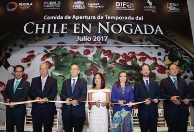 Gran comida de apertura de la temporada de chiles en nogada en Puebla