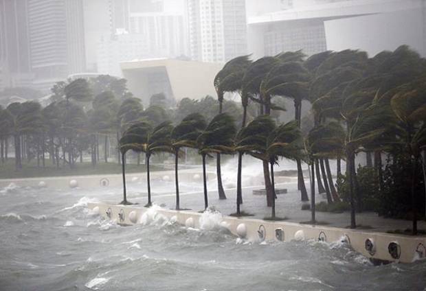 &quot;Irma&quot; castiga con toda su fuerza a Miami; 2.7 millones sin electricidad