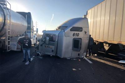 Cierre parcial de la autopista México-Puebla por choque de tres tráileres