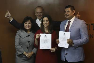 Armenta y Nancy de la Sierra, senadores electos de Puebla