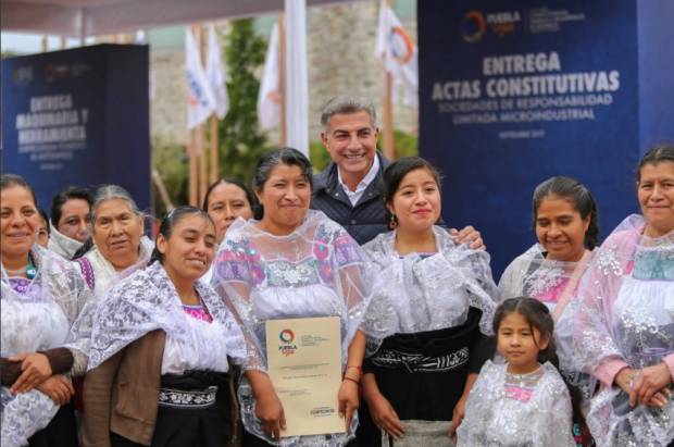 Tony Gali entrega  herramientas y actas constitutivas a emprendedores