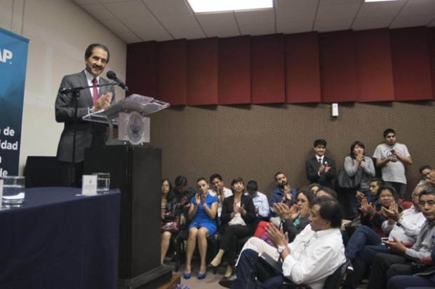 Esparza Ortiz asistió al segundo informe de labores en la FCQ de la BUAP