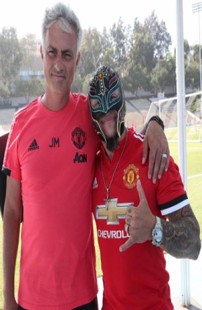 Rey Mysterio presume foto con José Mourinho