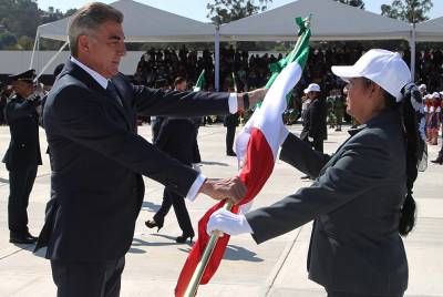 Tony Gali encabeza ceremonia del Día de la Bandera en Puebla