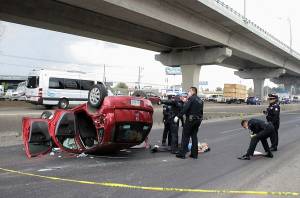 Muere hombre tras volcar su vehículo en la autopista México-Puebla