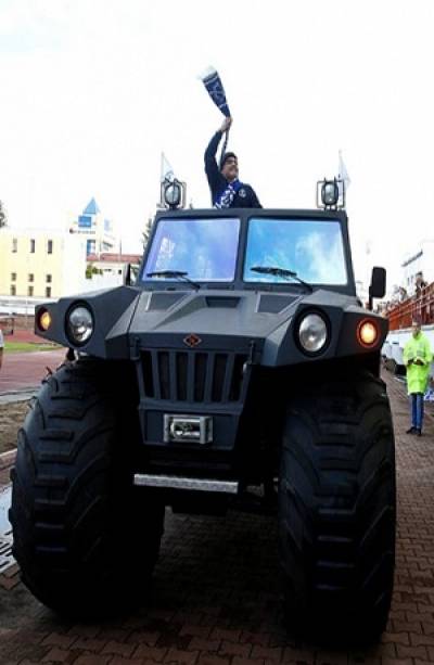 Conoce el tanque que regalaron a Maradona en Bielorrusia