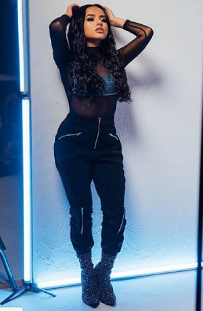 Becky G enciende redes sociales con...