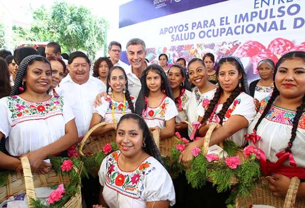 Liliana Romero y Tony Gali entregan apoyos a artesanos