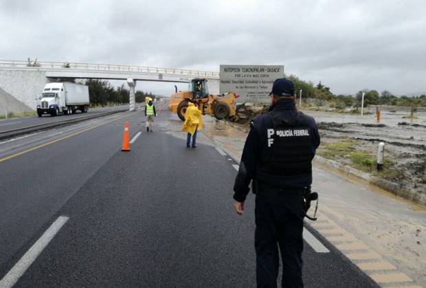 Policía Federal atiende deslaves en la autopista Cuacnopalan-Oaxaca