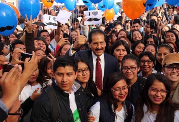 &quot;Vamos por más&quot;, dice Alfonso Esparza al arrancar campaña en la BUAP