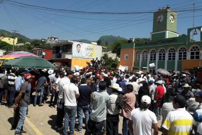 Habitantes de El Triunfo toman la presidencia municipal de Chichiquila