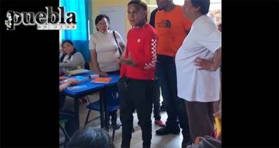 Tekashi 6ix9ine, rapero estadounidense, regala dólares en escuela de Atlixco donde estudió su mamá