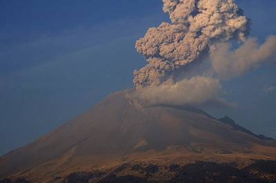 VIDEO: Popocatépetl lanza dos exhalaciones que alcanzan 2 km de altura