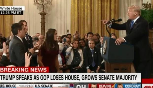 Trump estalla contra reportero en conferencia de prensa