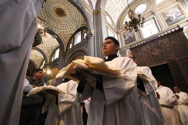 Arzobispo de Puebla ordenó  a tres nuevos sacerdotes