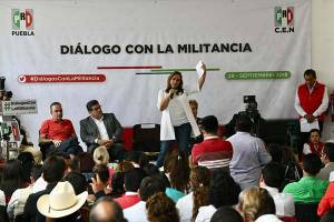 Claudia Ruiz Massieu sostuvo diálogo con priístas de Puebla