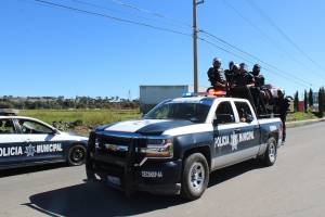 Atrapan a dos policías en Puebla comprando combustible robado