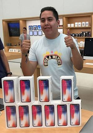 Applemaníaco mexicano adquirió diez iPhone X