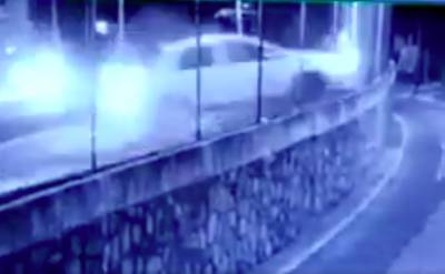 VIDEO: Pareja se salva de impacto de automóvil volcado en el Camino al Batán