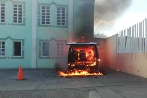 Balacera en Cañada Morelos dejó un muerto; queman camioneta frente a la alcaldía