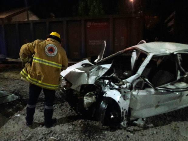 Tren arrastra automóvil en Esteban de Antuñano; conductor salva la vida