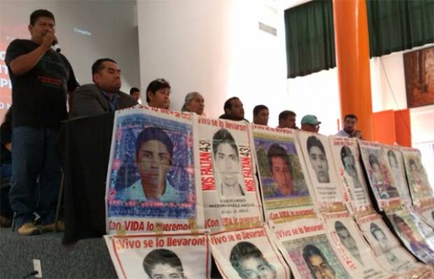 Familiares de los 43 normalistas desaparecidos exigen a AMLO fijar una ruta de trabajo