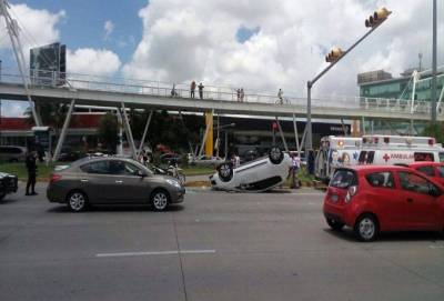 Volcadura en la Vía Atlixcáyotl dejó dos lesionados