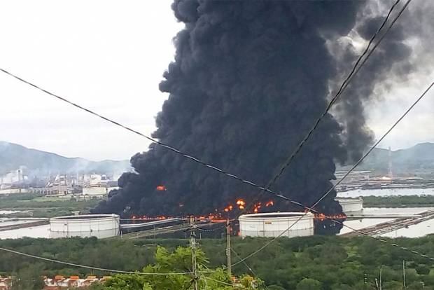 Desalojan a 3 mil personas por incendio en refinería de Salina Cruz