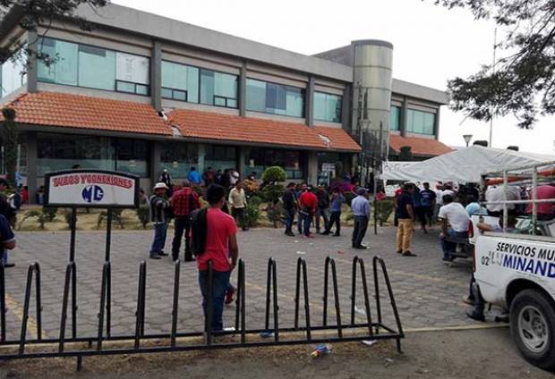 Comerciantes dirigidos por Valencia deben cuotas e invaden carretera, acusa comuna de Texmelucan