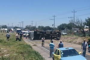 Vuelca autobús en la federal Amozoc-Acajete; hay 25 lesionados