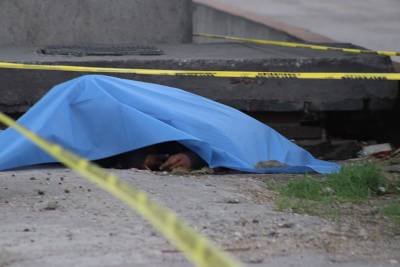 Desfigurado a golpes, arrojan cadáver en camellón de la México-Puebla