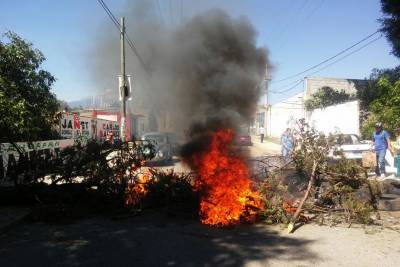 Bloquean Tlahuapan y cierran autopista para liberar a comerciante que mató a ladrón